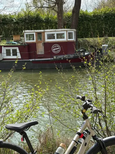 Balade en vélo à Toulouse au bord du canal du midi près d'un logement insolite la péniche Dondon, Toulouse, E-TROTT LAURAGAIS